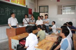 代市长聂智胜亲临新校指导考生报志愿