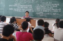 高一：新生报到顺利结束，各班开展入学教育