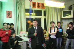 校长陈斌深入教室与学生共贺新年