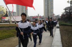 我校初中生参加全市“小手拉大手”活动