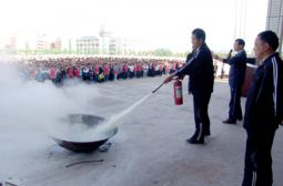 我校举行安全演练