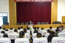 我校举办首届读一本好书演讲比赛