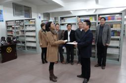 92届高三（4）班校友捐赠图书千余册
