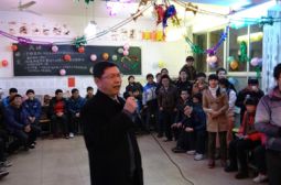 陈校长与学生共迎新年