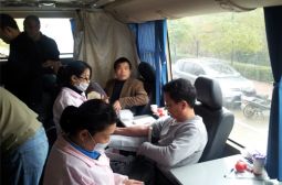 我校组织教师参加无偿献血活动