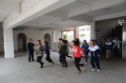 我校举行3.25安全疏散演练活动