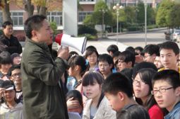 初三学生参观新校