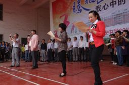 我校高三年级举办“腾飞吧，我心中的梦想”文艺联欢会