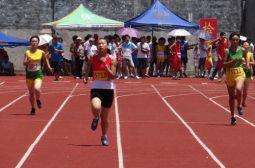 我校余茜打破高安市中小学田径运动会高中组女子400米记录
