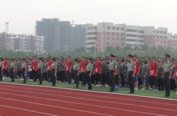 我校召开2013级新生军训动员大会