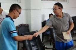 我校高中毕业校友姚松来校扶助贫困生