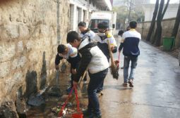 老校新闻包：初一学雷锋