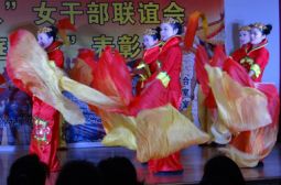 老校新闻包：三八妇女节
