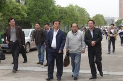 校友卢琰源来校访问