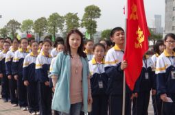 我校初中学生参加全市“离队入团”仪式