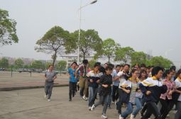 班主任全程参与，课间跑秩序井然