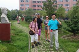 我校民国首任校长蓝续业后人来校参观