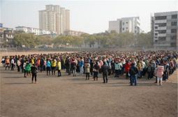 老校初中各年级开展安全疏散演练活动