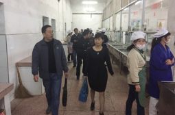 市场和质量监督管理局来我校检查指导食堂食品安全