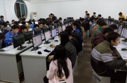 补习部学生进行高考网上报名