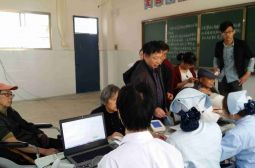 关注教职员工身体健康流动体检车开进校园