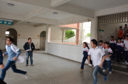 我校举行安全紧急疏散演练活动