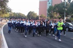 高二年级有声有色开展课间跑活动