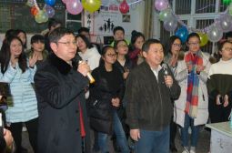 金鸡报晓迎元旦，欢声笑语共联欢