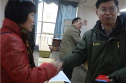 校领导慰问困难教师家庭