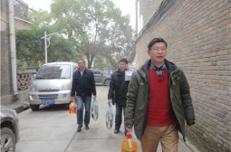 校领导春节前慰问离退休干部和军属