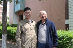 校友罗威参观校史馆忆峥嵘岁月