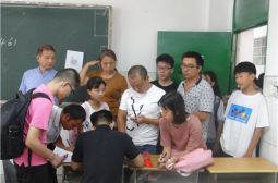 我校高一新生今日报到