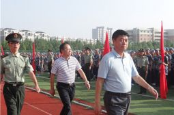 我校召开初中军训总结表彰大会