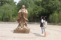 东莞校友会捐赠的孔子像落成