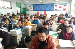 高三年级召开期中总结与家长会