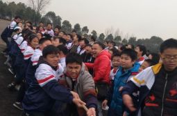 初中创新实验班师生拔河比赛激烈进行