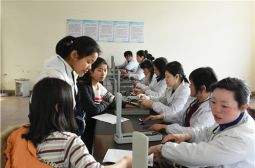 我校高三毕业生接受体质检查