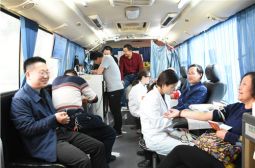 我校教工踊跃无偿献血