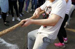 补习部举行拔河比赛