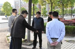 校领导现场办公解决学校内涝问题