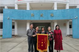 我校退休教师舞蹈队广场舞大赛夺冠