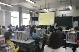 高一年级召开家长会