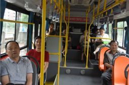 我校教工践行节能理念乘坐公交上下班