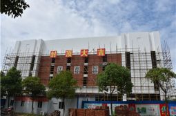 高安中学体育馆封顶了