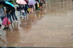 我校安排公共汽车进校园，为学生乘车提供便利