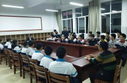 初中创新班召开尖子生座谈会