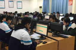 我校高一年级学生参加网络知识竞赛