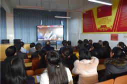 我校教工积极踊跃观看庆祝改革开放40周年大会实况