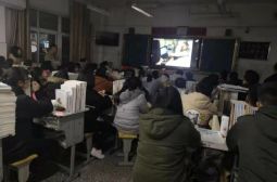 学工处组织全校各班观看感动中国2018颁奖晚会