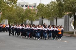 我校课间跑春风中启程